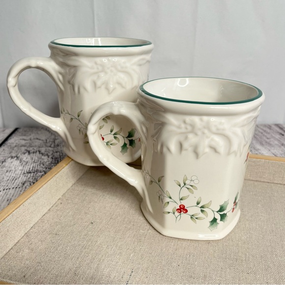 Pfaltzgraff, Set of 2 Winterberry Pattern, Sculpted Mugs, 16 oz, Stoneware - Picture 10 of 16